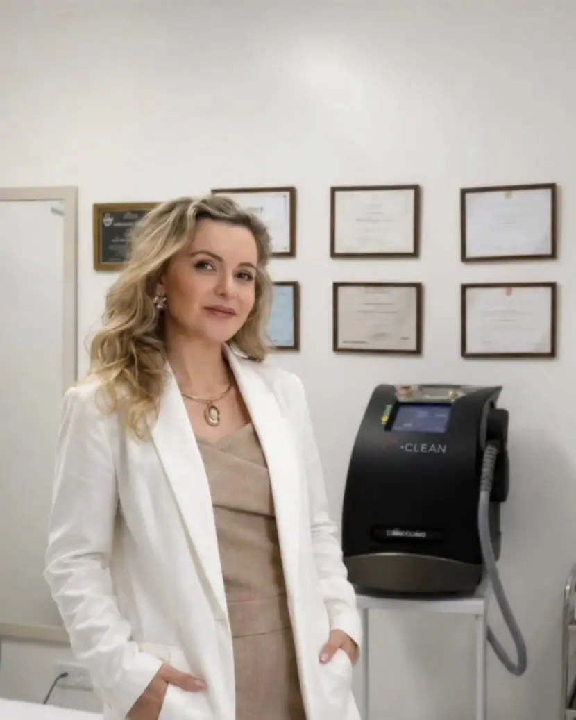 Dina Costa com o aparelho de laser na clínica